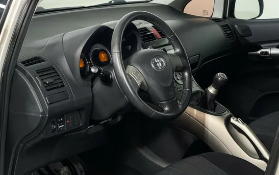 Toyota Auris 1.60 механика, фото №1