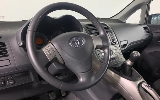 Toyota Auris 1.60 механика, фото №1