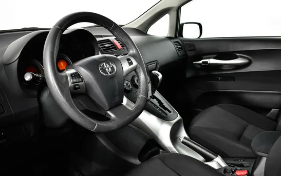 Toyota Auris 1.60 автоматическая, фото №1